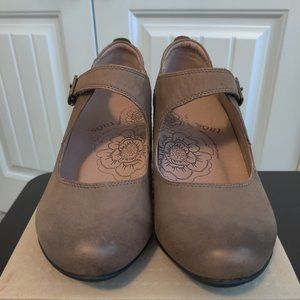 Taos Studio Oiled Taupe Mary Jane 8.5
